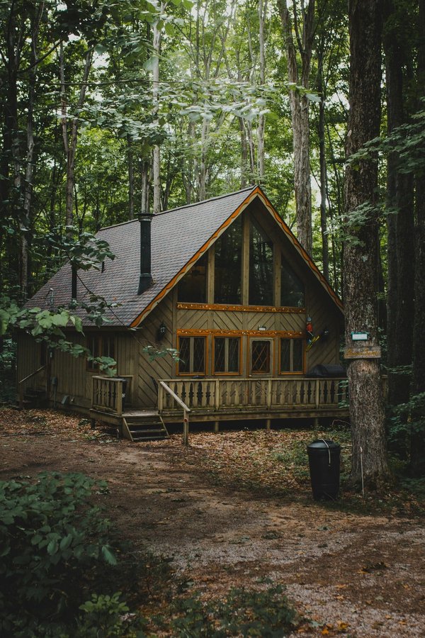 Survivre à la pluie en camping: Astuces et équipements essentiels