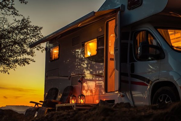 Quels sont les avantages d'un van aménagé par rapport à d'autres options de camping ?