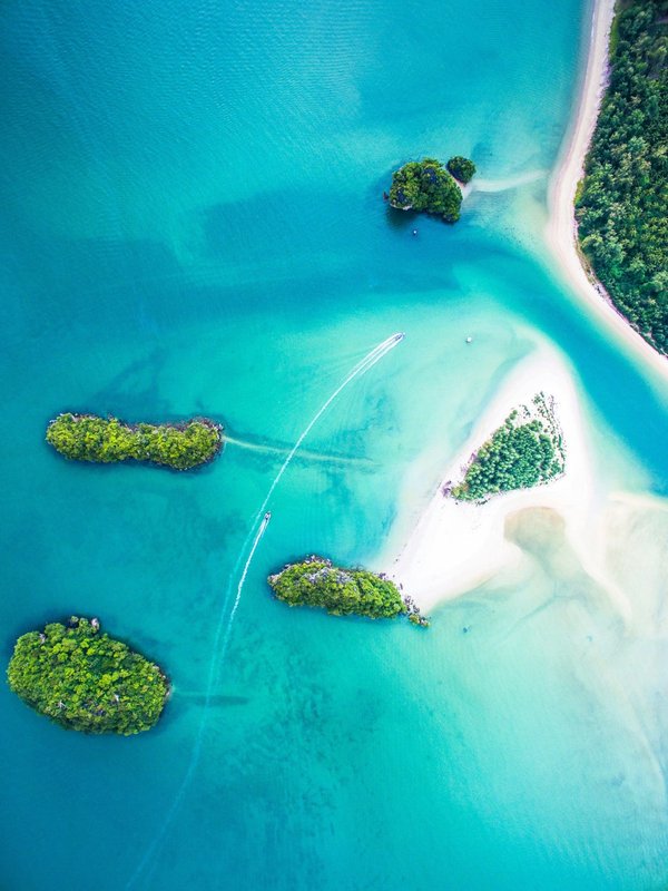 Comment naviguer et explorer les îles de la baie d'Halong au Vietnam ?
